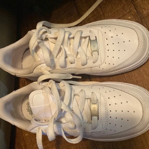 Shoes wore 4 times. Jordan 4 Retro Fear womens 5.5 worn only 4 times good  main image 4